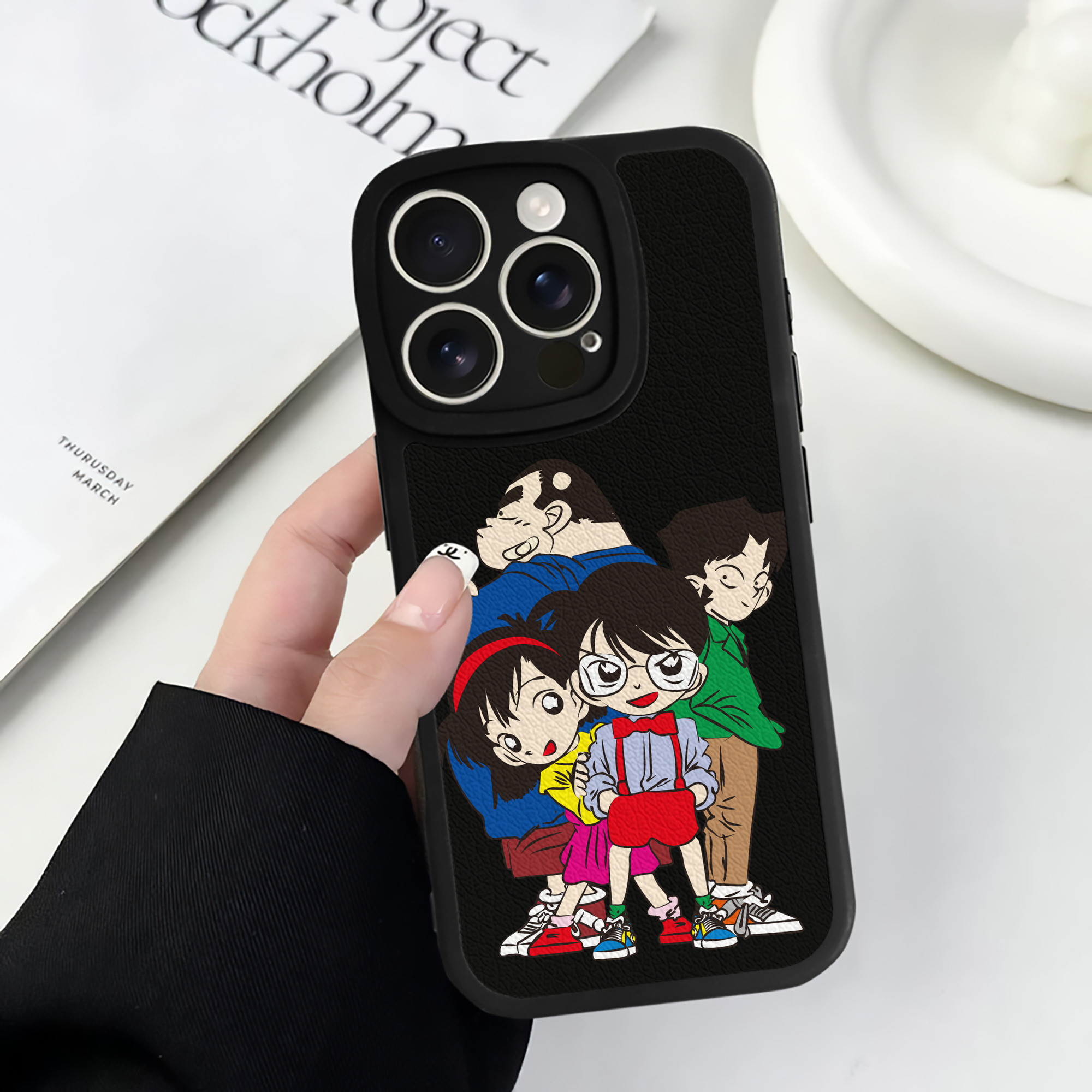 （画像用） 名探偵コナン Detective Conan 【iPhone 16シリーズ対応】シリコンスマホケース（レザー調） 材質：シリコン